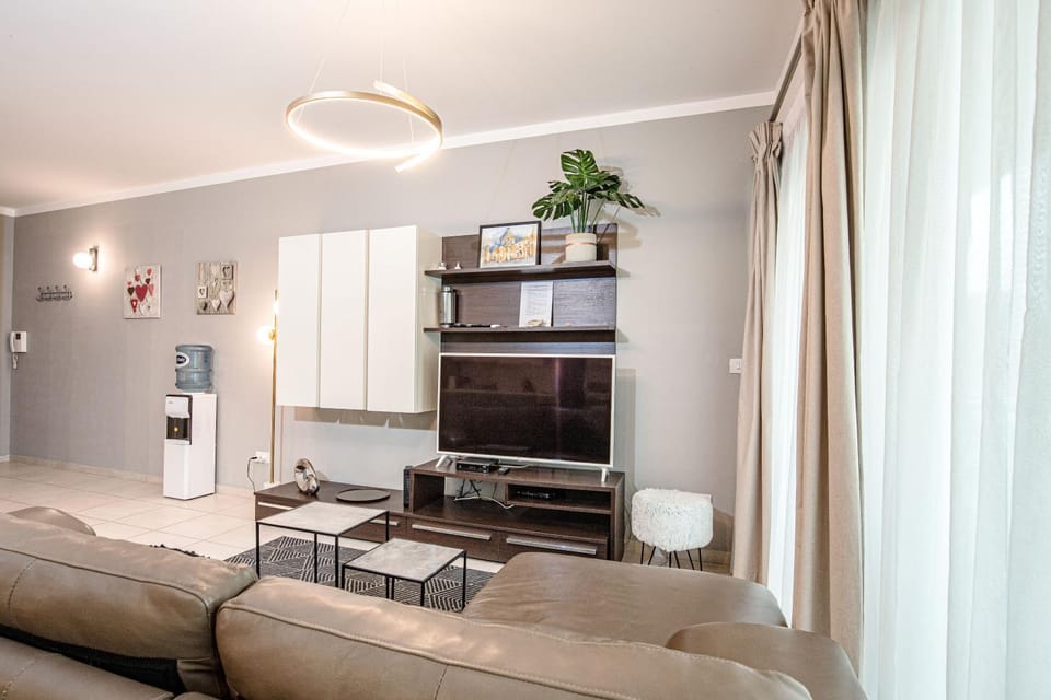 Cozy, modern studio apartment in the heart of St Julians Apartment in Saint Julians