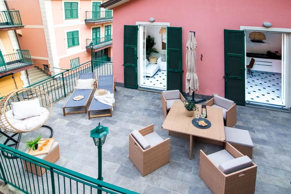 Property building, Patio, Day, Balcony/Terrace, Dining area, sunbed