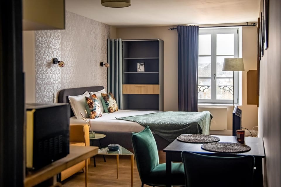 Bed, Dining area