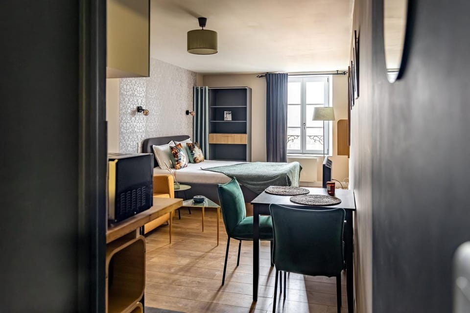 Bed, Dining area
