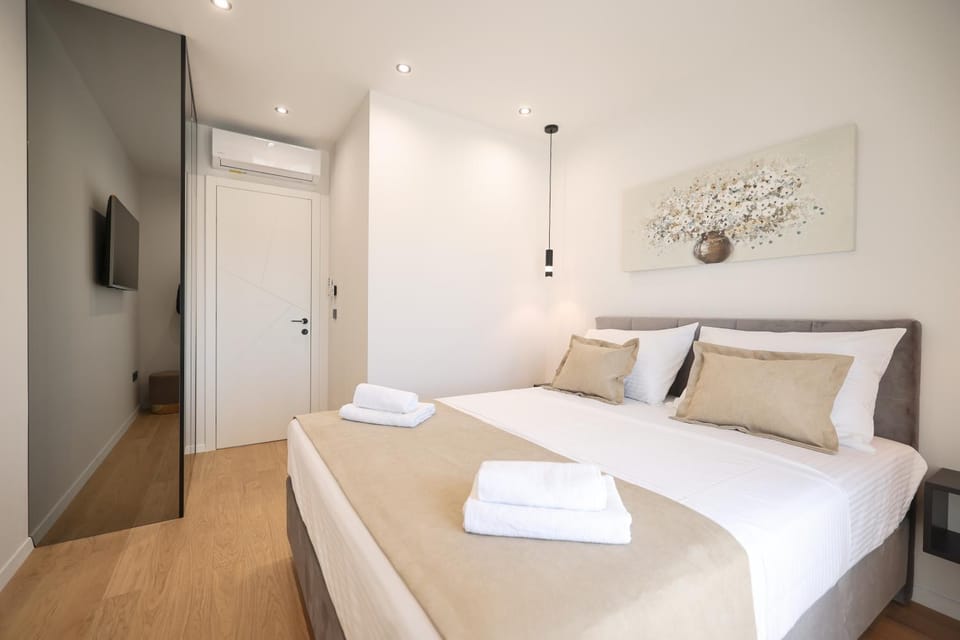 Bed, Bedroom, towels, wardrobe