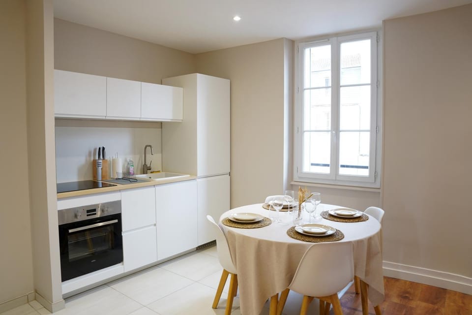 Coffee/tea facilities, Kitchen or kitchenette, Dining area