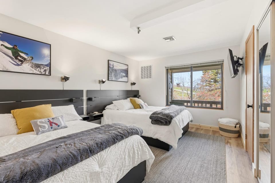 Seven Springs Stoneridge 1 BR Loft Deluxe Ski In-Out Condo Apartment in Seven Springs