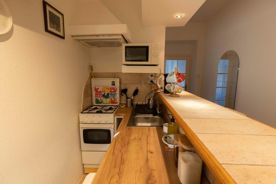 Kitchen or kitchenette, oven, stove
