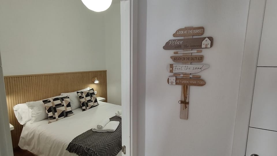 Bed, Decorative detail, Bedroom, towels