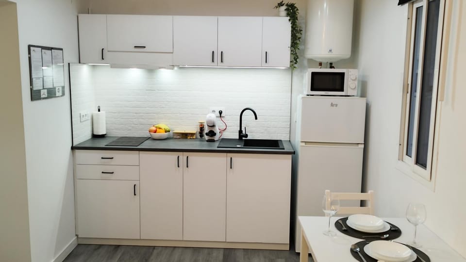 Coffee/tea facilities, Kitchen or kitchenette, stove