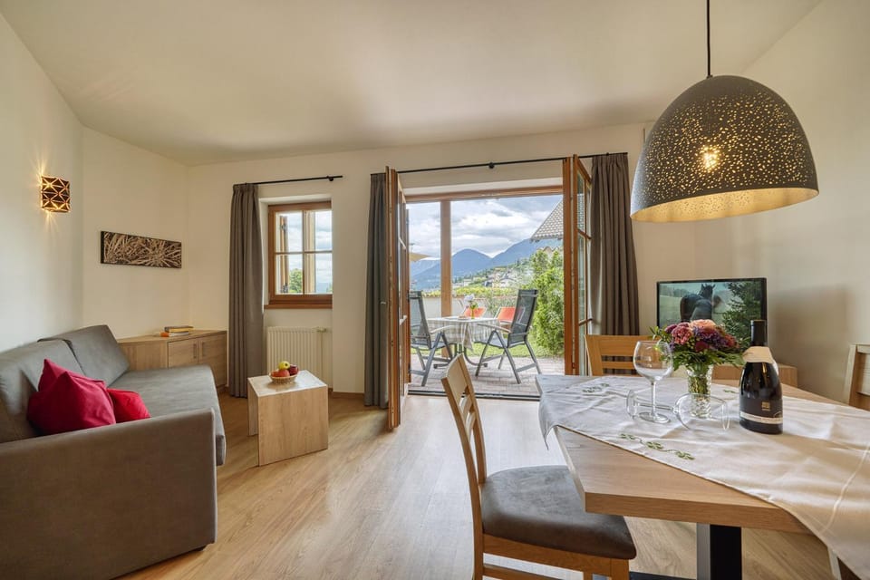 TV and multimedia, Living room, Seating area, Dining area, Mountain view