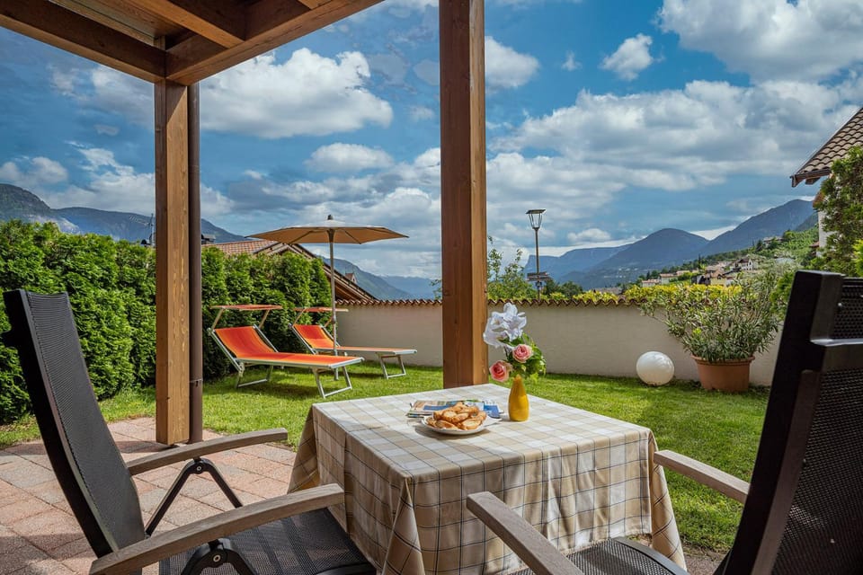 Day, Natural landscape, Garden, View (from property/room), Balcony/Terrace, Seating area, Garden view, Mountain view, sunbed