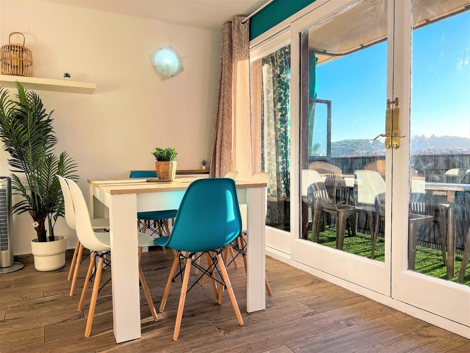View (from property/room), Balcony/Terrace, Living room, Dining area, Mountain view