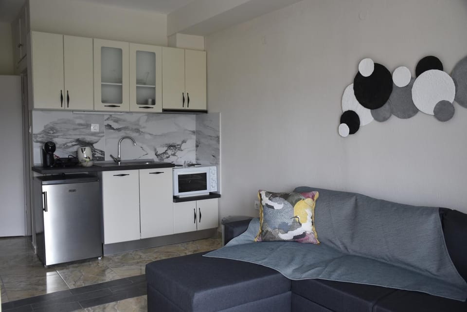 Kitchen or kitchenette, Living room, Seating area, pet friendly, stove