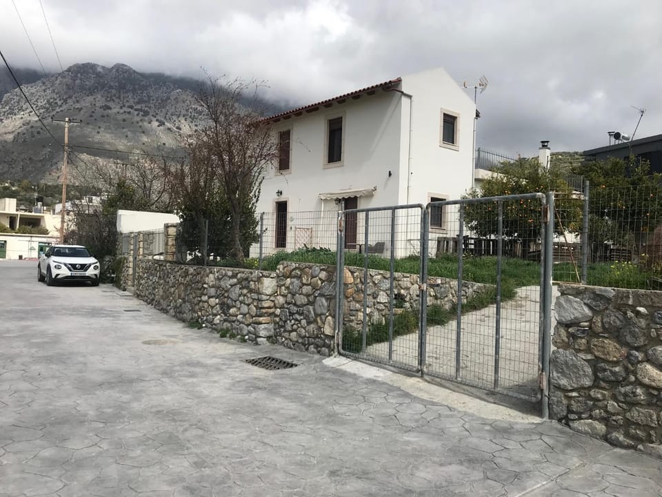 Property building, Spring, Day, Neighbourhood, Natural landscape, Mountain view, Street view, Location, Parking