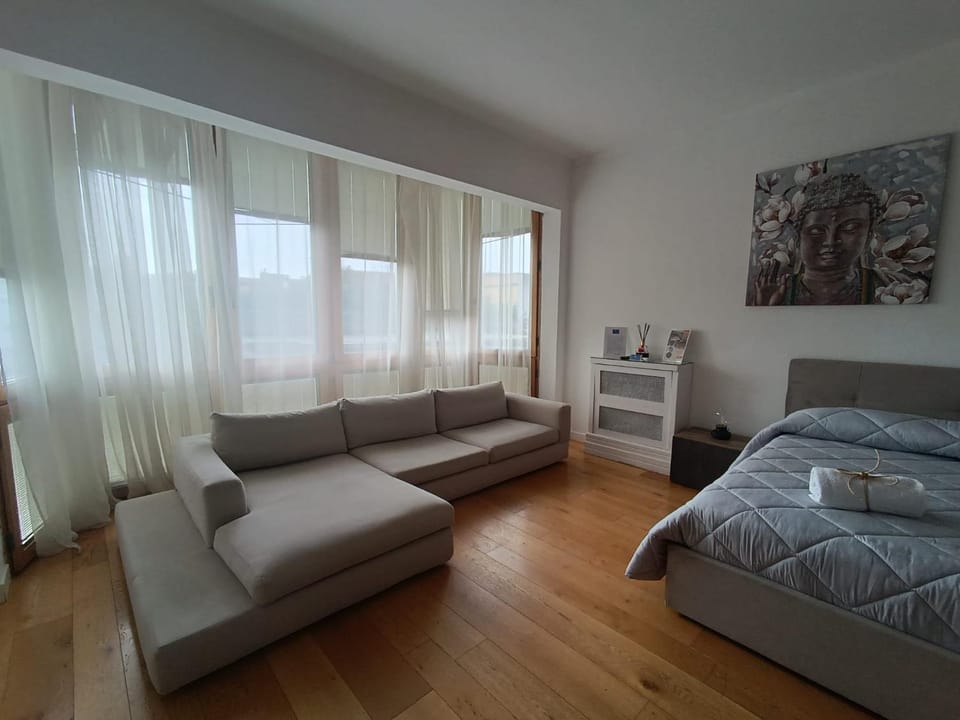 Photo of the whole room, Decorative detail