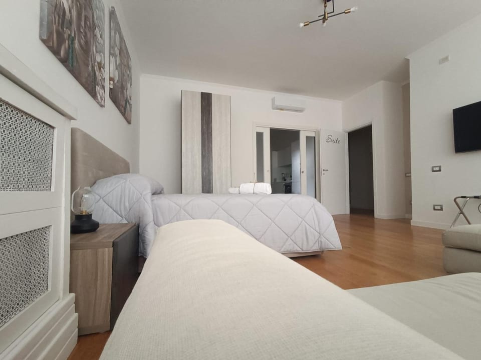 Bed, Photo of the whole room, Decorative detail, Bedroom