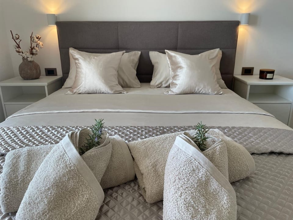 Bed, Bedroom, towels, wardrobe