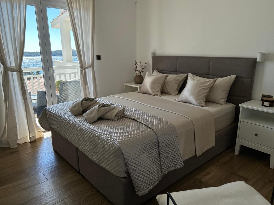 Bed, View (from property/room), Photo of the whole room, Bedroom, Sea view, towels