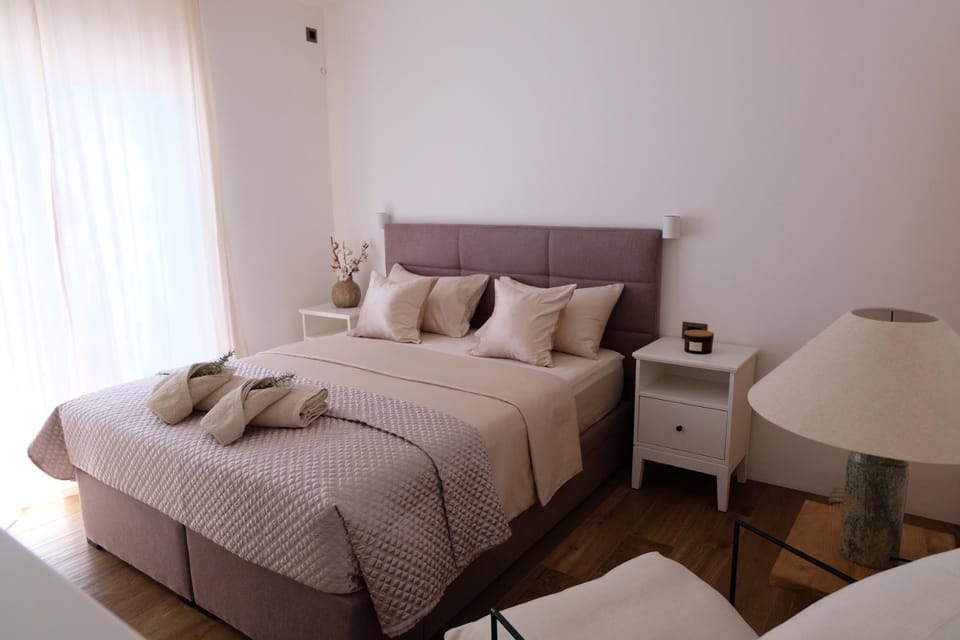 Bed, Photo of the whole room, Decorative detail, Bedroom