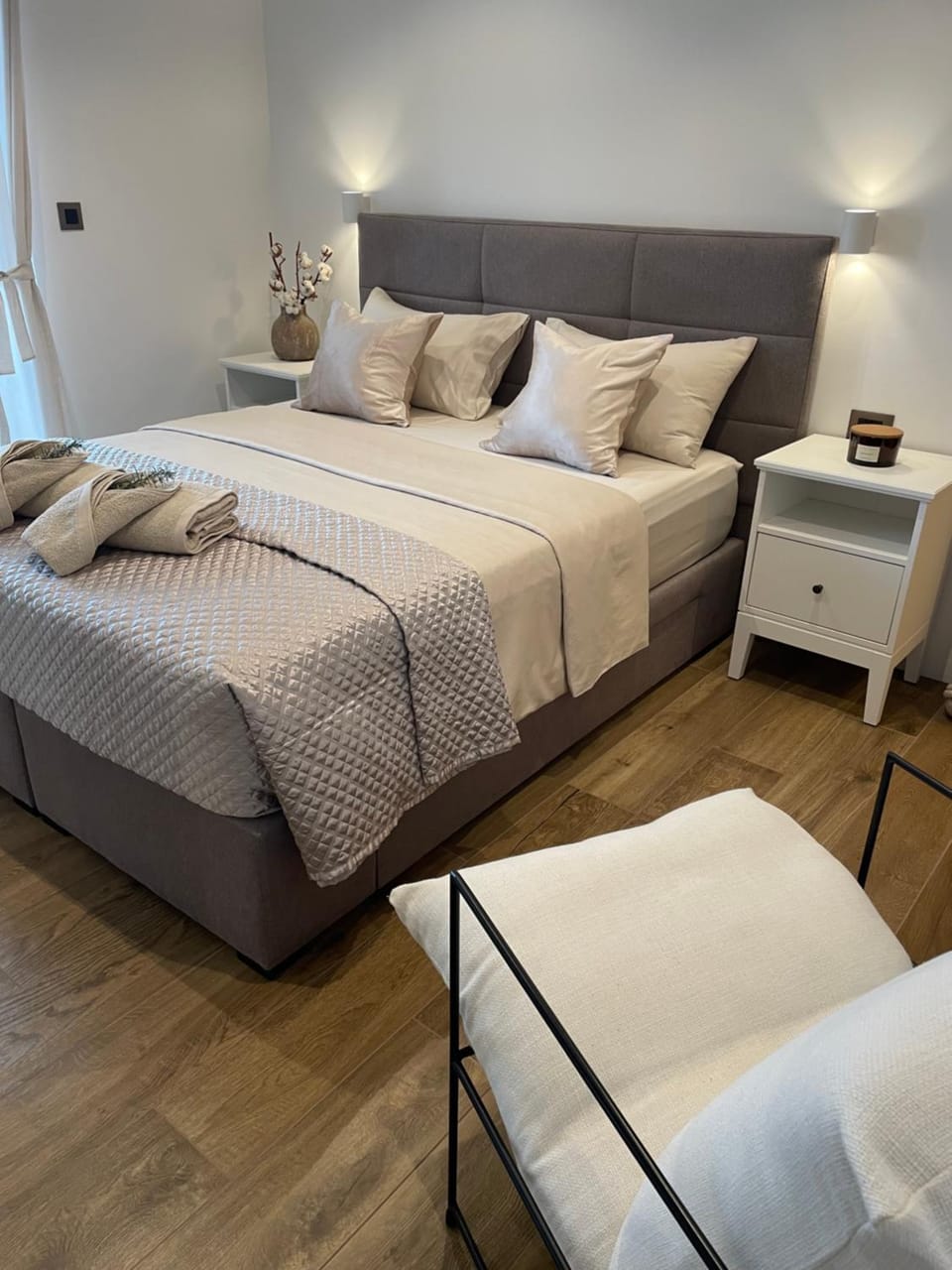 Bed, Photo of the whole room, Decorative detail, Bedroom, towels