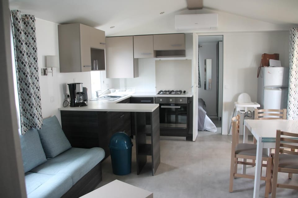 Coffee/tea facilities, Kitchen or kitchenette, Living room, Seating area, dishwasher, minibar, pet friendly, stove, toaster