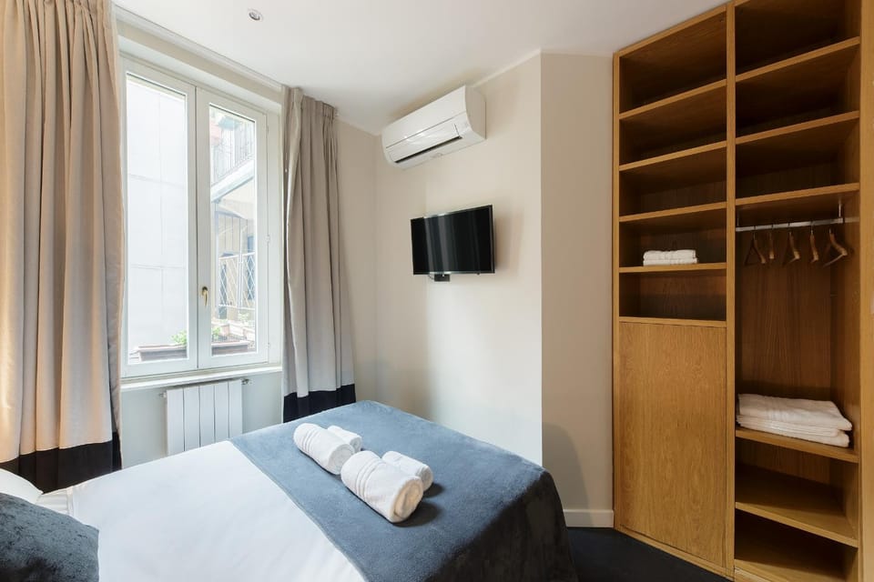 Bed, TV and multimedia, Photo of the whole room, Bedroom, towels, wardrobe, air conditioner