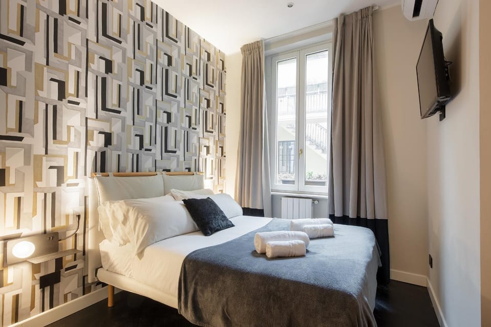Bed, TV and multimedia, Photo of the whole room, Bedroom, towels