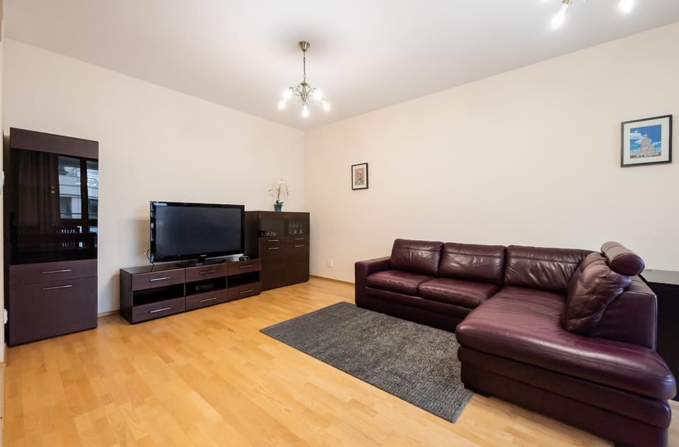 TV and multimedia, Living room, Seating area, Evening entertainment