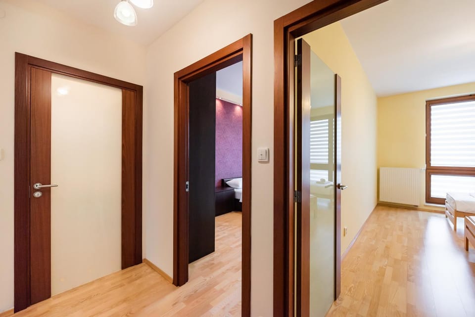 Photo of the whole room, Bedroom, wardrobe