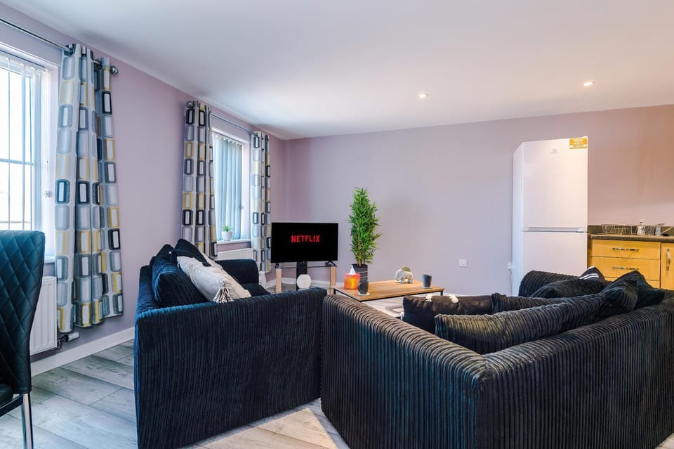 MODERN 2 BEDROOM 2 BATHROOM APARTMENT SLEEPS 4 IN WARRINGTON FOR WORK AND LEISURE WITH PRIVATE PARKING BY AMAZING SPACES RELOCATIONS Ltd Apartment in Warrington