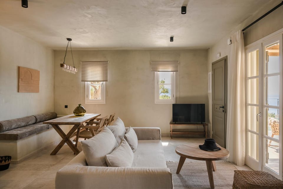 TV and multimedia, Living room, Seating area, Dining area