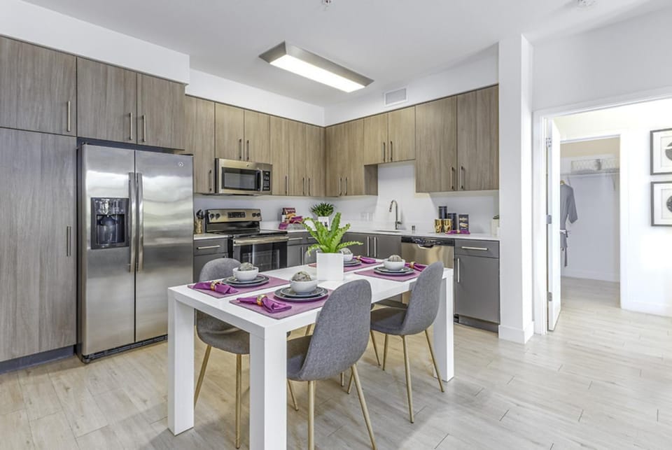 Kitchen or kitchenette, Dining area