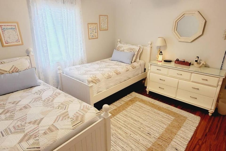 E10 comfortable and neat 2 bedroom 2 bath House in Mallory Park