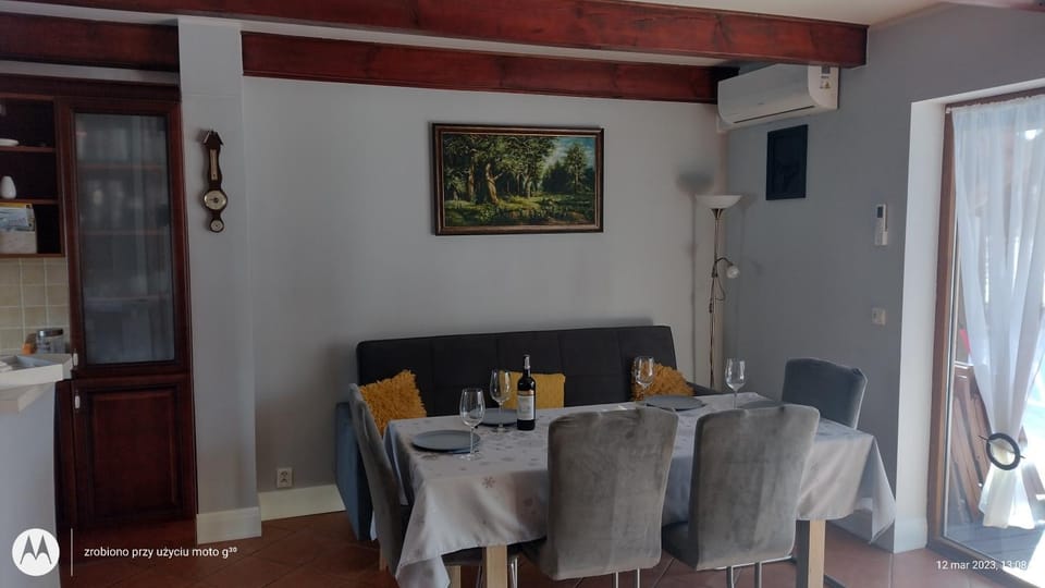 TV and multimedia, Living room, Seating area, Dining area, air conditioner
