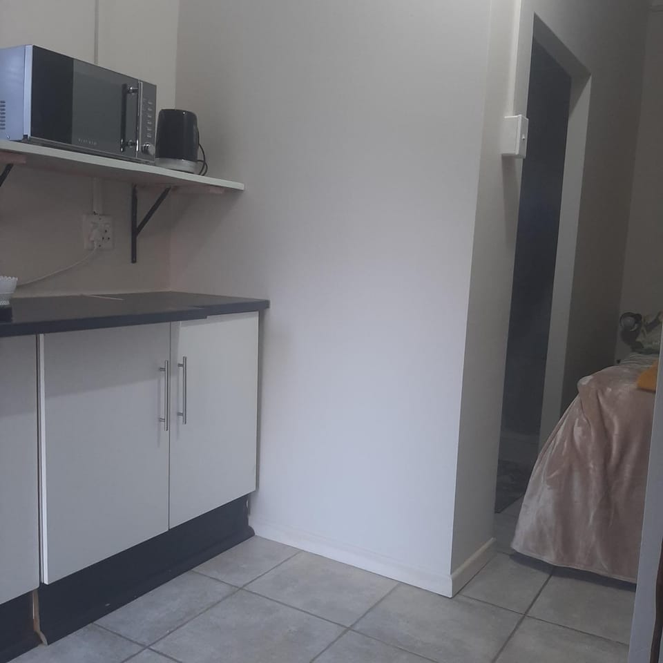 Kitchen or kitchenette, minibar