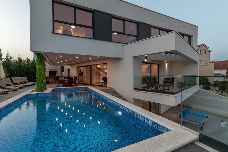 Property building, Spa and wellness centre/facilities, Pool view, Swimming pool, Swimming pool, sunbed