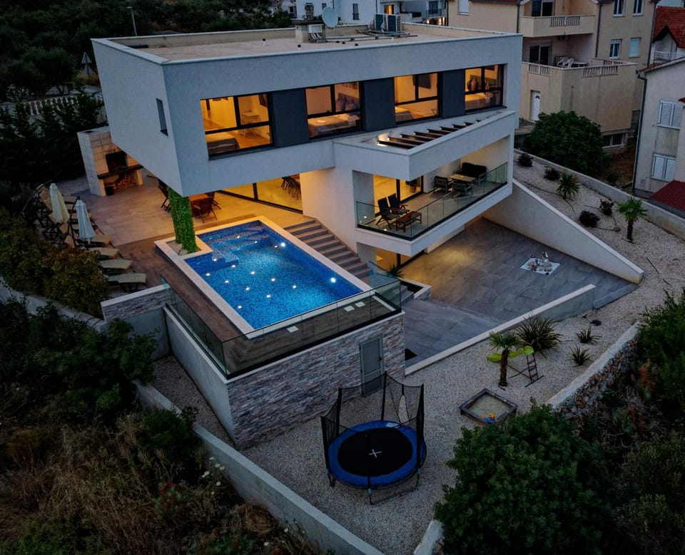Property building, BBQ facilities, Game Room, Garden, Swimming pool, Swimming pool, sunbed