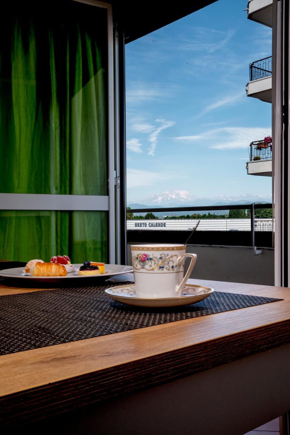 View (from property/room), Balcony/Terrace, Food and drinks, Dining area, Food