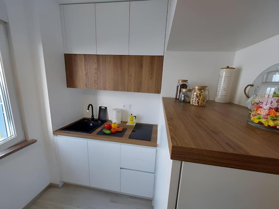 Coffee/tea facilities, Kitchen or kitchenette, Food and drinks, stove