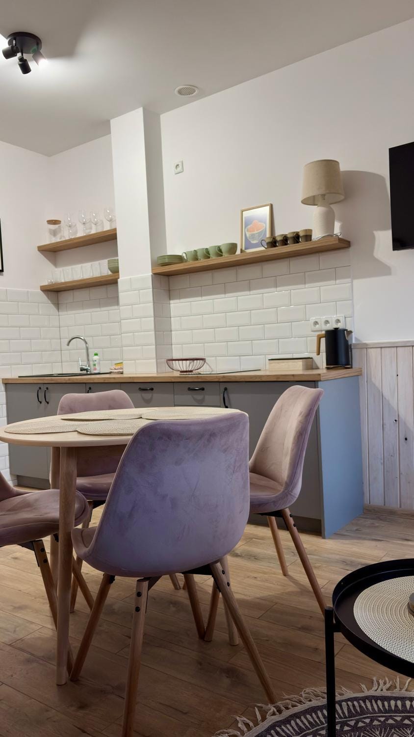 Kitchen or kitchenette, Dining area