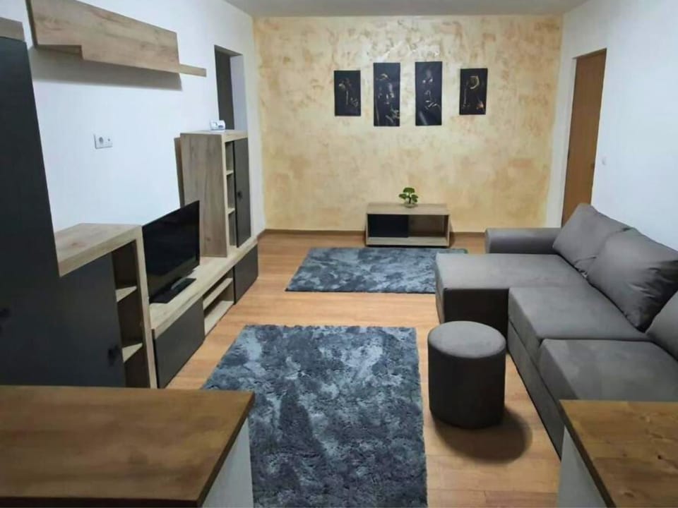 TV and multimedia, Living room, Seating area, Evening entertainment