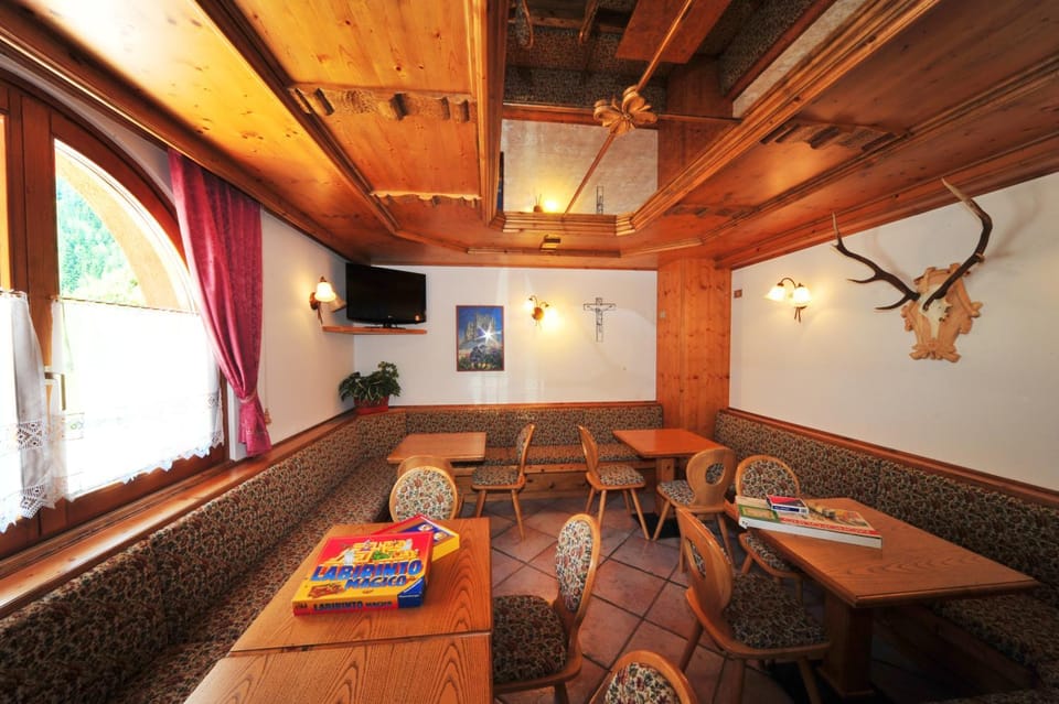 Communal lounge/ TV room