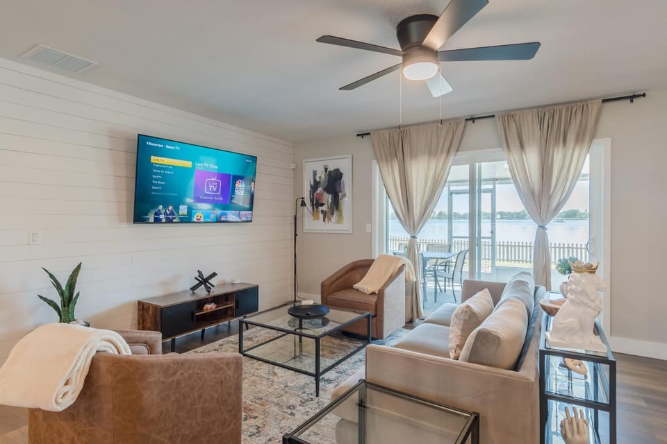 TV and multimedia, Living room, Evening entertainment