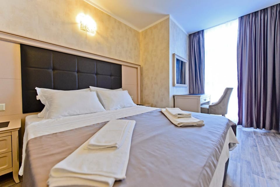 Bed, Photo of the whole room, Bedroom, towels