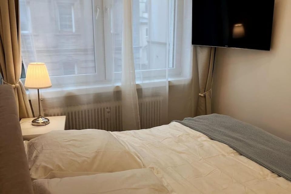 Bed, TV and multimedia, Photo of the whole room, Bedroom