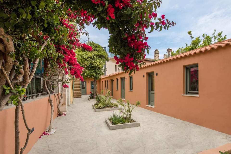 Property building, Patio, Day, Garden, Garden, Balcony/Terrace, Garden view, Inner courtyard view