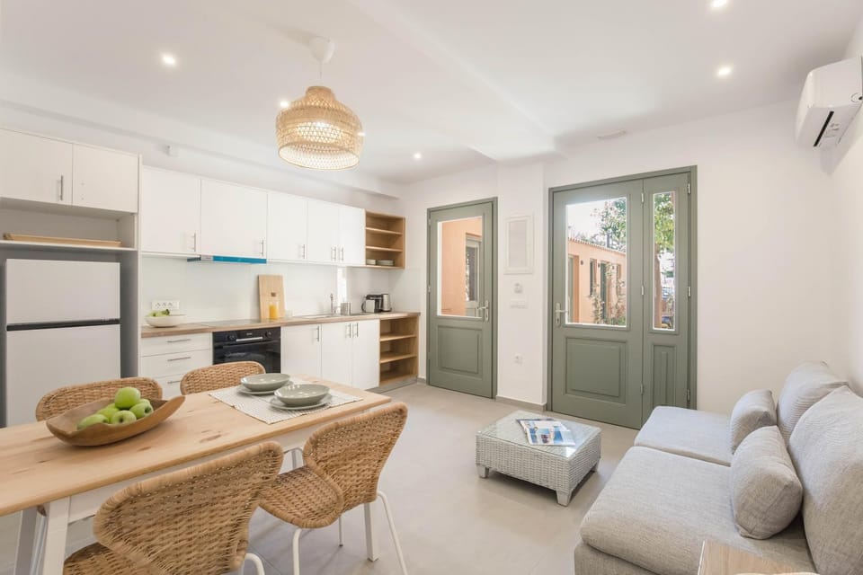 Living room, Seating area, Dining area, pet friendly, stove