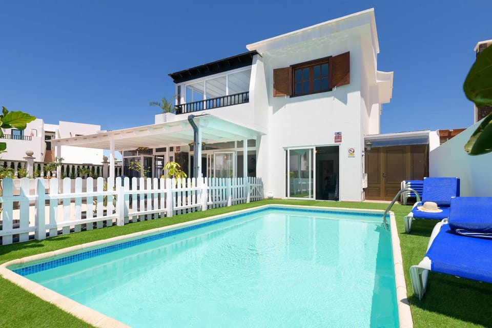 Property building, Day, Balcony/Terrace, Swimming pool, sunbed