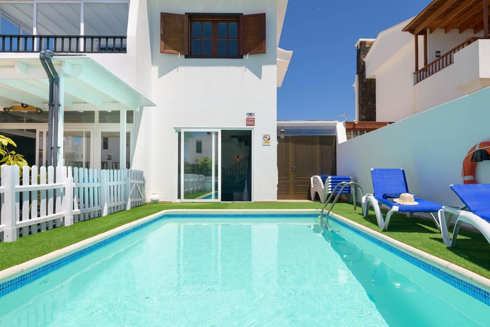 Property building, Patio, Day, Balcony/Terrace, Pool view, Swimming pool, Swimming pool, sunbed