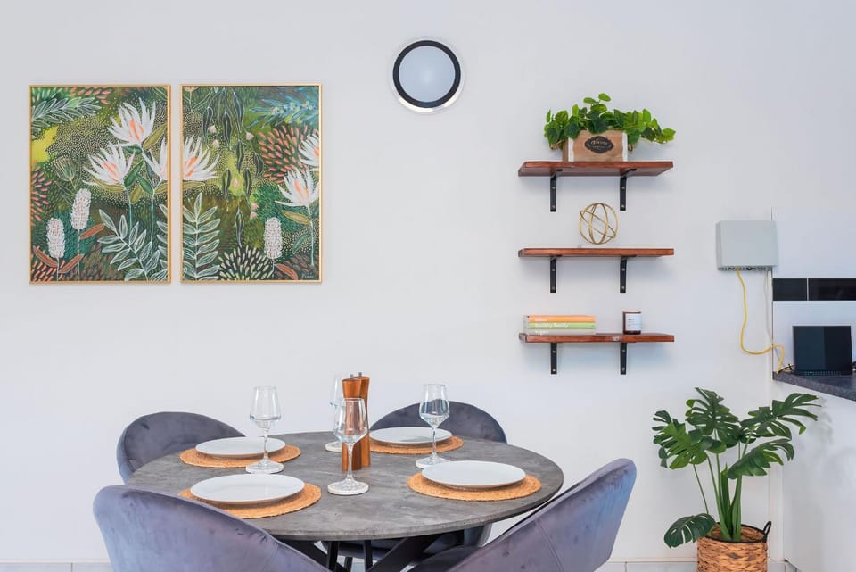 Decorative detail, Seating area, Dining area