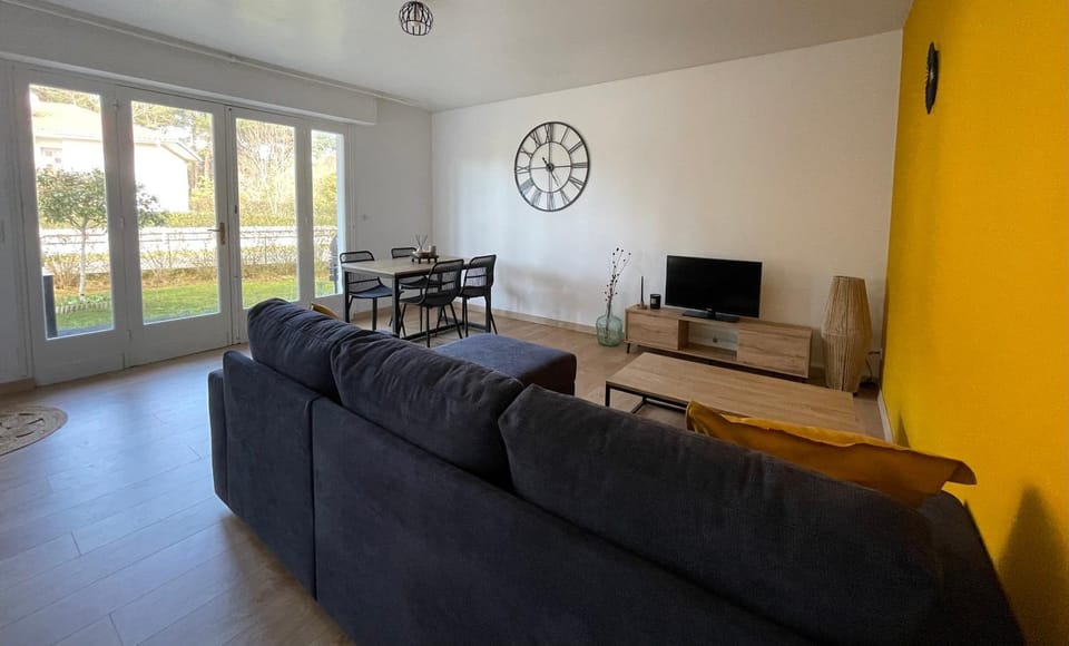 Communal lounge/ TV room, TV and multimedia, Living room, Dining area