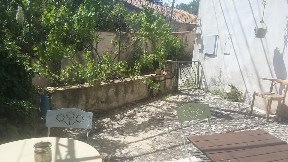 APPARTEMENT DANS HAMEAU PROVENCAL Apartment in Marseille