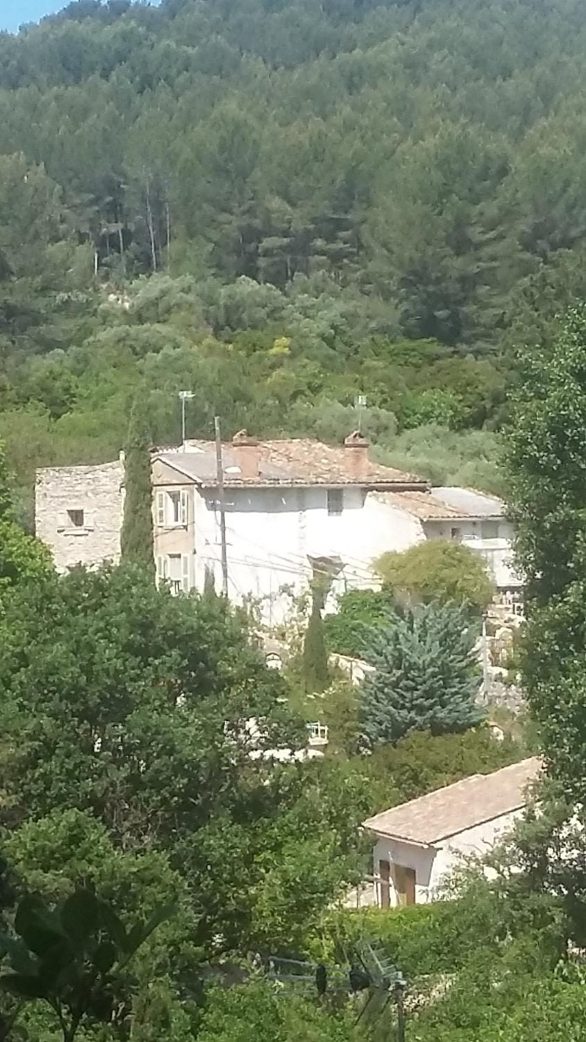 APPARTEMENT DANS HAMEAU PROVENCAL Apartment in Marseille